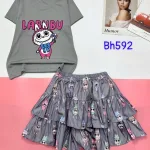 đồ bộ áo thun borip chân váy vải gió nhăn in hình chữ LABUBU