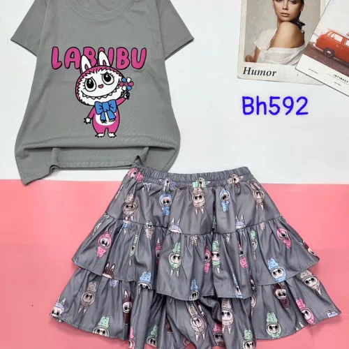đồ bộ áo thun borip chân váy vải gió nhăn in hình chữ LABUBU