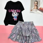 đồ bộ áo thun borip chân váy vải gió nhăn in hình chữ LABUBU