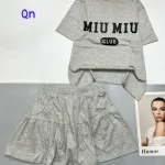 đồ bộ chân váy có quần áo tay ngắn in chữ miu miu
