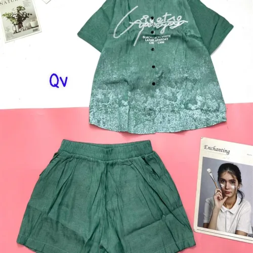 Đồ bộ màu quần đùi áo sơ mi tay ngắn cổ bẻ in chữ
