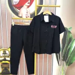 Đồ bộ quần dài đen áo sơ mi tay ngắn in hình gấu sau lưng