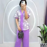 Đồ bộ quần dài trơn áo cổ chữ V in hoạ tiết bông
