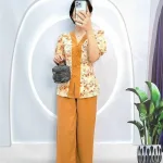 Đồ bộ quần dài trơn áo cổ chữ V in hoạ tiết bông