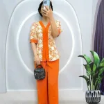 Đồ bộ quần dài trơn áo cổ chữ V in hoạ tiết bông