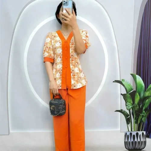 Đồ bộ quần dài trơn áo cổ chữ V in hoạ tiết bông