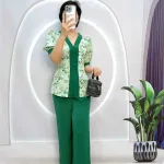 Đồ bộ quần dài trơn áo cổ chữ V in hoạ tiết bông
