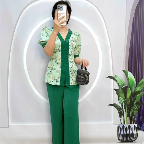 Đồ bộ quần dài trơn áo cổ chữ V in hoạ tiết bông