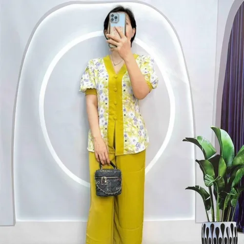 Đồ bộ quần dài trơn áo cổ chữ V in hoạ tiết bông