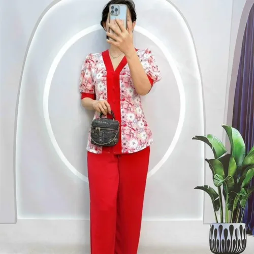Đồ bộ quần dài trơn áo cổ chữ V in hoạ tiết bông