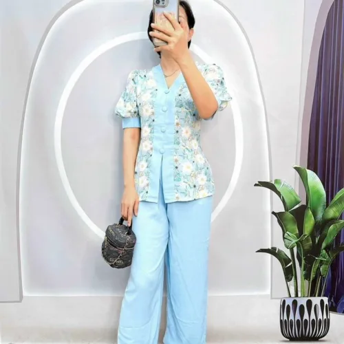 Đồ bộ quần dài trơn áo cổ chữ V in hoạ tiết bông
