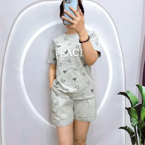 Đồ bộ quần đùi áo tay ngắn cổ tròn in chữ peace