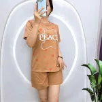 Đồ bộ quần đùi áo tay ngắn cổ tròn in chữ peace