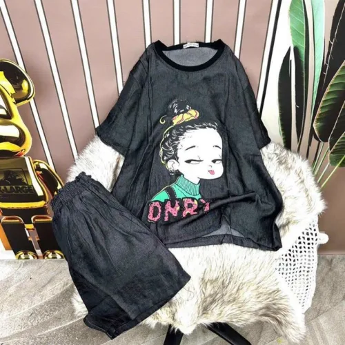 Đồ bộ quần đùi áo tay ngắn cổ tròn in hình bé gái