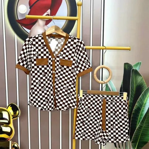 Đồ bộ quần đùi áo tay ngắn cổ v hoạ tiết
