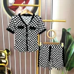 Đồ bộ quần đùi áo tay ngắn cổ v hoạ tiết