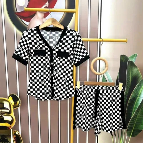 Đồ bộ quần đùi áo tay ngắn cổ v hoạ tiết