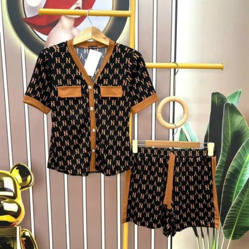 Đồ bộ quần đùi áo tay ngắn cổ v hoạ tiết