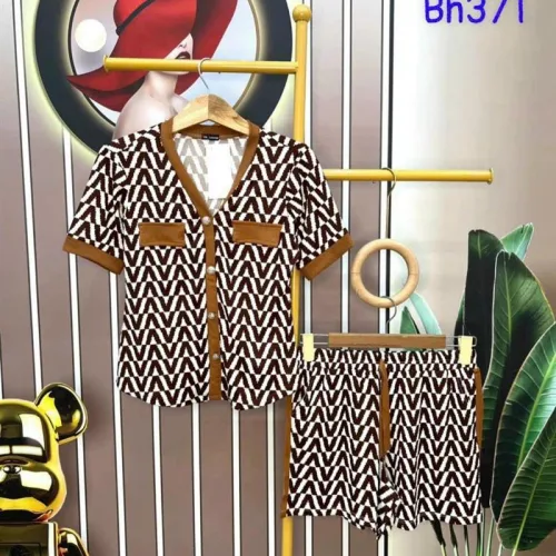 Đồ bộ quần đùi áo tay ngắn cổ v hoạ tiết