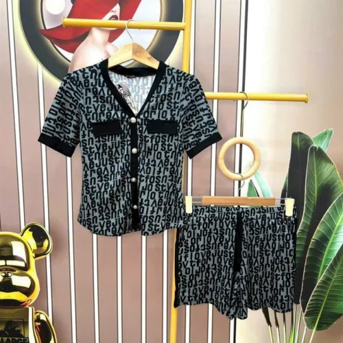 Đồ bộ quần đùi áo tay ngắn cổ v hoạ tiết