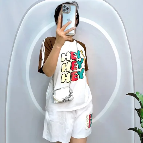 Đồ bộ quần đùi áo tay ngắn phối 2 sọc viền in chữ hey