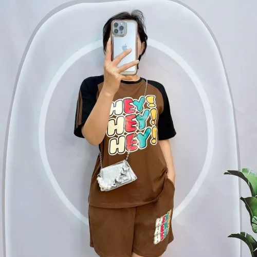 Đồ bộ quần đùi áo tay ngắn phối 2 sọc viền in chữ hey