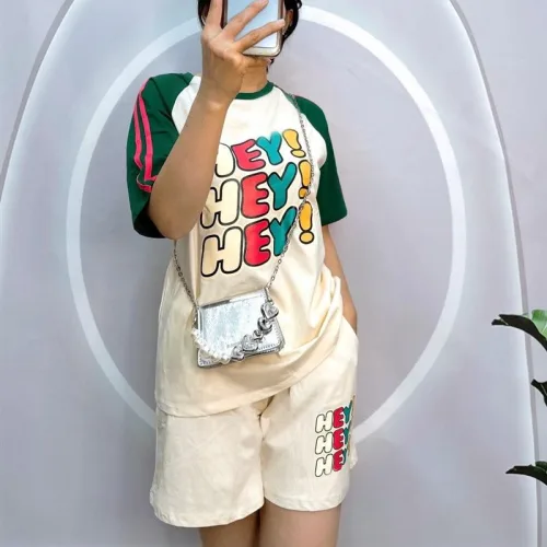 Đồ bộ quần đùi áo tay ngắn phối 2 sọc viền in chữ hey