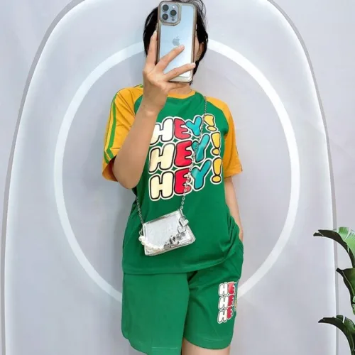 Đồ bộ quần đùi áo tay ngắn phối 2 sọc viền in chữ hey