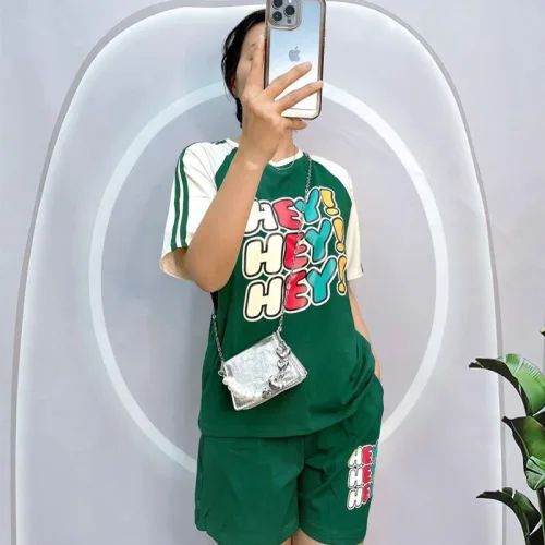 Đồ bộ quần đùi áo tay ngắn phối 2 sọc viền in chữ hey
