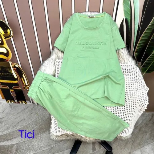 Đồ bộ quần lửng áo tay ngắn in chữ dập nổi