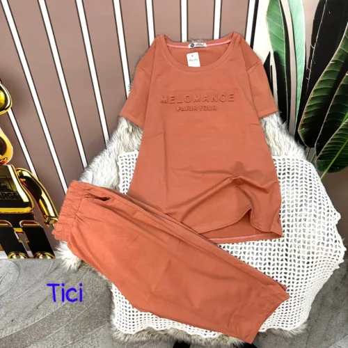 Đồ bộ quần lửng áo tay ngắn in chữ dập nổi