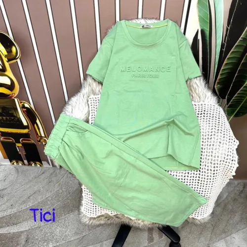 Đồ bộ quần lửng áo tay ngắn in chữ dập nổi