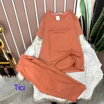 Đồ bộ quần lửng áo tay ngắn màu trơn in chữ dập nổi