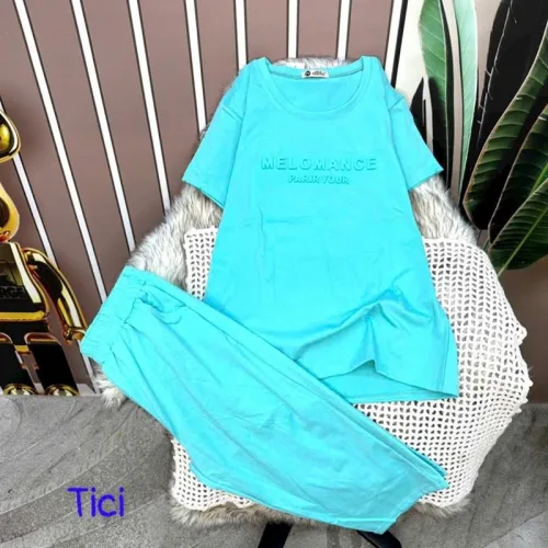 Đồ bộ quần lửng áo tay ngắn màu trơn in chữ dập nổi