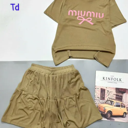 đồ bộ quần váy áo tay ngắn in chữ miu miu