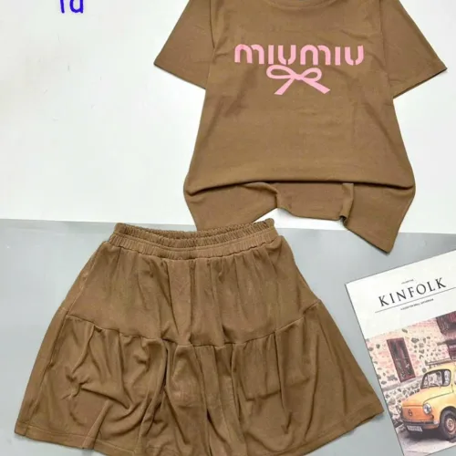 đồ bộ quần váy áo tay ngắn in chữ miu miu