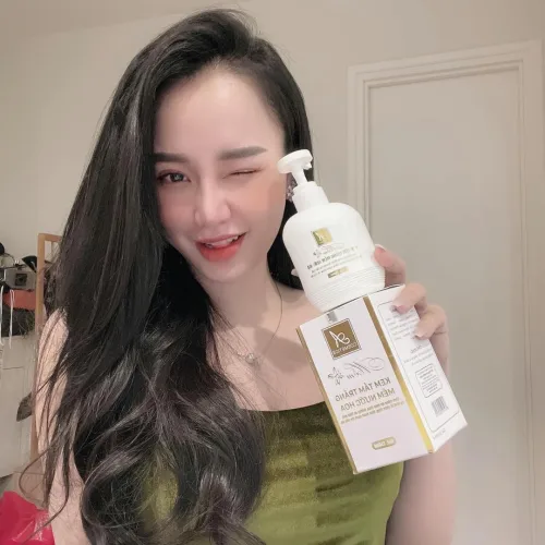 Gái đẹp dùng Tắm Trắng Mềm A COSMETIC da trắng dáng ngon auto xinh xắn liềnn