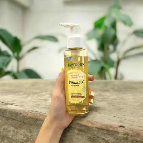 Gel Sữa Rửa Mặt Garnier Sạch Dịu Nhẹ Bright Complete Vitamin C Gel Wash 120ml