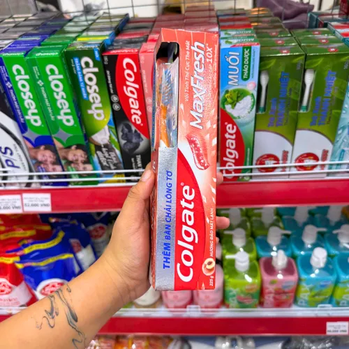 Kem Đánh Răng Colgate Maxfresh Hương Đào Mát Lạnh 225g + Bàn Chải Lông Mềm