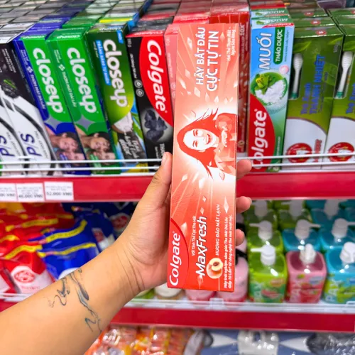 Kem Đánh Răng Colgate Maxfresh Hương Đào Mát Lạnh 225g + Bàn Chải Lông Mềm