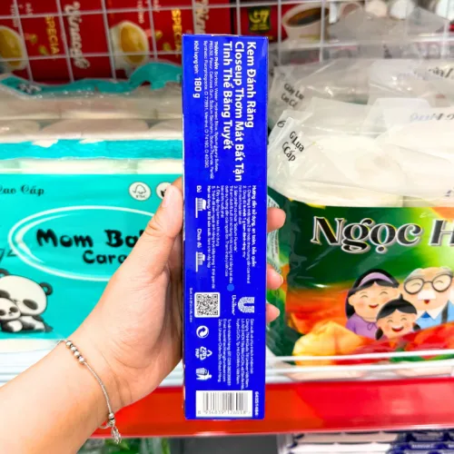 Kem Đánh Răng Sạch Khuẩn Closeup Thơm Mát Tinh Thể Băng Tuyết 180g