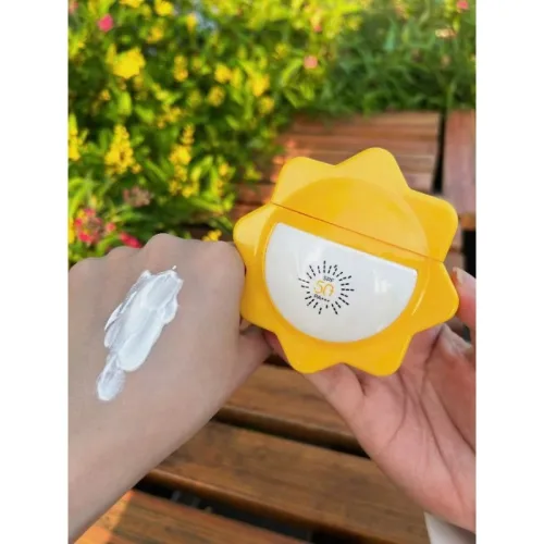 Kem Chống Nắng Queenie Skin SPF50 PA+++ Dành Cho Da Hỗn Hợp Và Dầu 60g