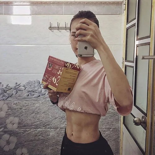 Khách dùng cà phê Sâm body đẹp như này mà tưởng cơ bụng của Idol Fitness nào không đó