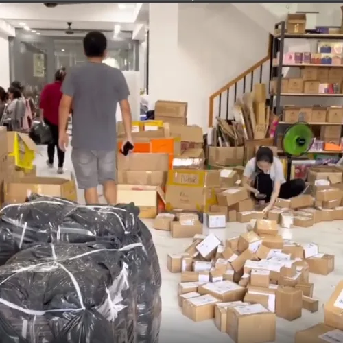 Kho Sỉ ANN , đa dạng các mặt hàng, từ mỹ phẩm, nước hoa đến quần áo.