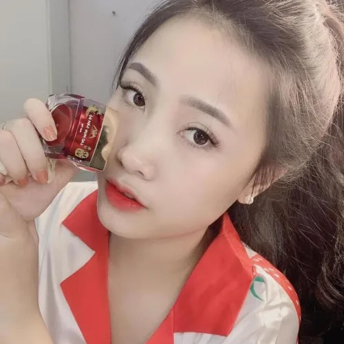 Không còn là nỗi lo mặt mụn nếu bạn có trong tay em cao trị mụn sâm đỏ