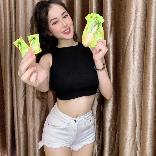 Là con gái dáng phải đẹp, tâm luôn ngọt ngào khi có kẹo dứa VIC