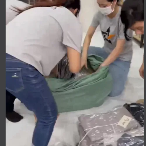 Mưa mặc kệ trời mưa ,e vẫn chốt đơn gửi hàng bình thường nha khách