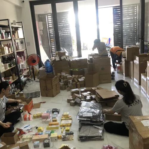Mỹ phẩm nước hoa quần áo cùng với đồ ăn vặt và bao lì xì hiện đã có mặt tại nhà ANN