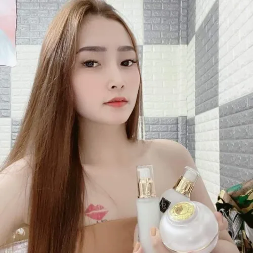Nếu mấy bà đang tìm kiếm 1 bộ Face trắng hồng không 1 em mụn ???