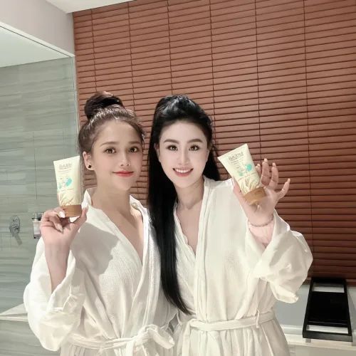 NGÀY 5/8 TỨC LÀ NGÀY MAI CÔNG TY SẼ XUẤT LÔ ĐẦU TIÊN CỦA MÃ SỮA RỬA MẶT TẢO NÂU, CHUẨN BỊ TRẢ ĐƠN CHO TEAM LUÔN ĐÂY